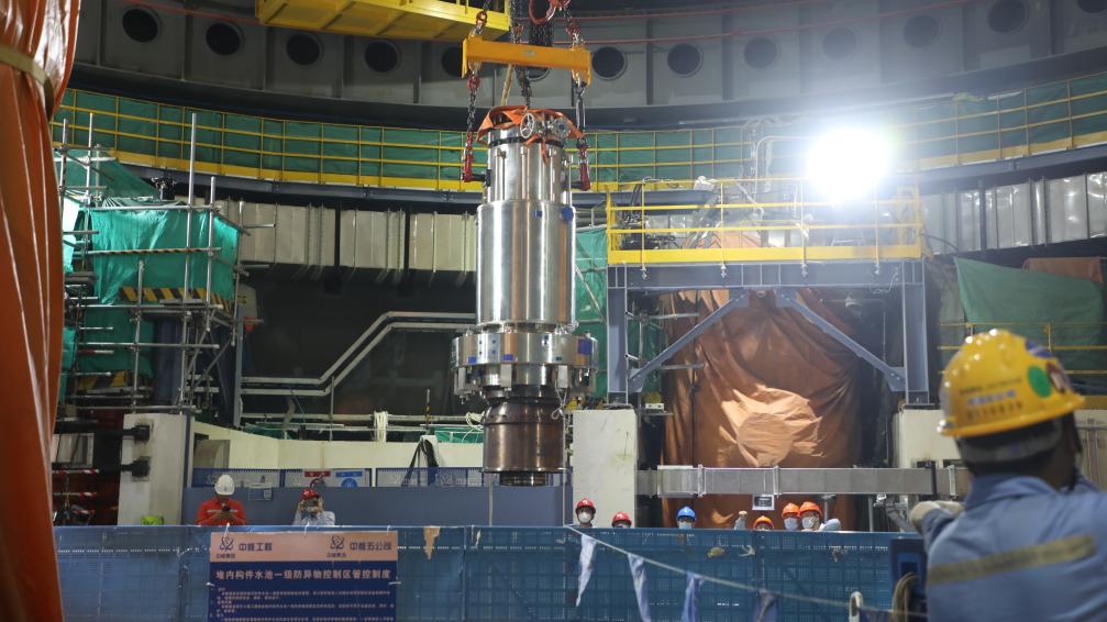 海南昌江：“玲龍一號”全球首堆首臺主泵成功吊裝