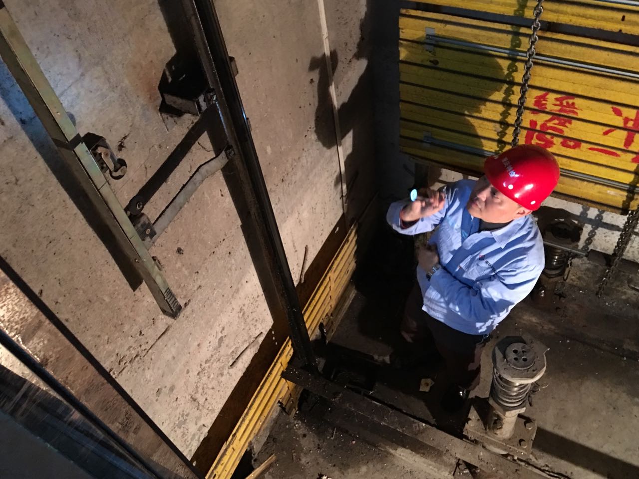 &ldquo;電梯醫生&rdquo;聽(tīng)觸斷癥老舊電梯