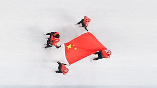 在體育館的最高處，我似乎看見(jiàn)&ldquo;雪從天降，落地成金&rdquo;