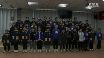 當河北阜平山里娃用歌聲送別鄧小嵐老師時(shí) 淚崩了&hellip;&hellip;