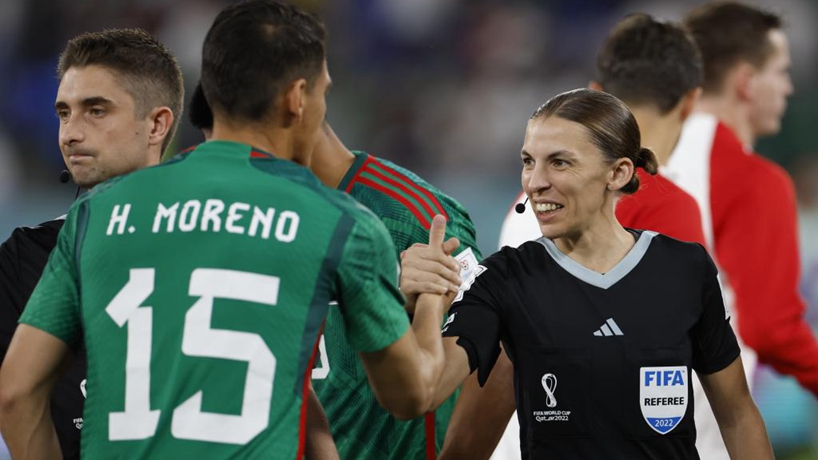 世界杯賽場(chǎng)上的女裁判，因為出色，所以上場(chǎng)！