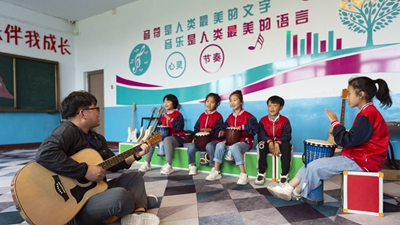 在東北鄉村，他們上演現實(shí)版&ldquo;放牛班的春天&rdquo;