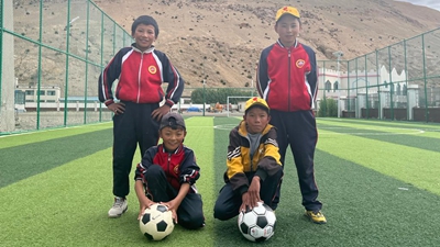 什么原因，讓這個(gè)孩子只穿一只球鞋踢球？