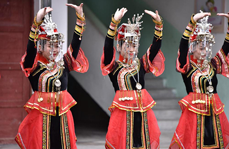 武警福建總隊&ldquo;文藝輕騎隊&rdquo;到定點(diǎn)扶貧村慰問(wèn)演出記事