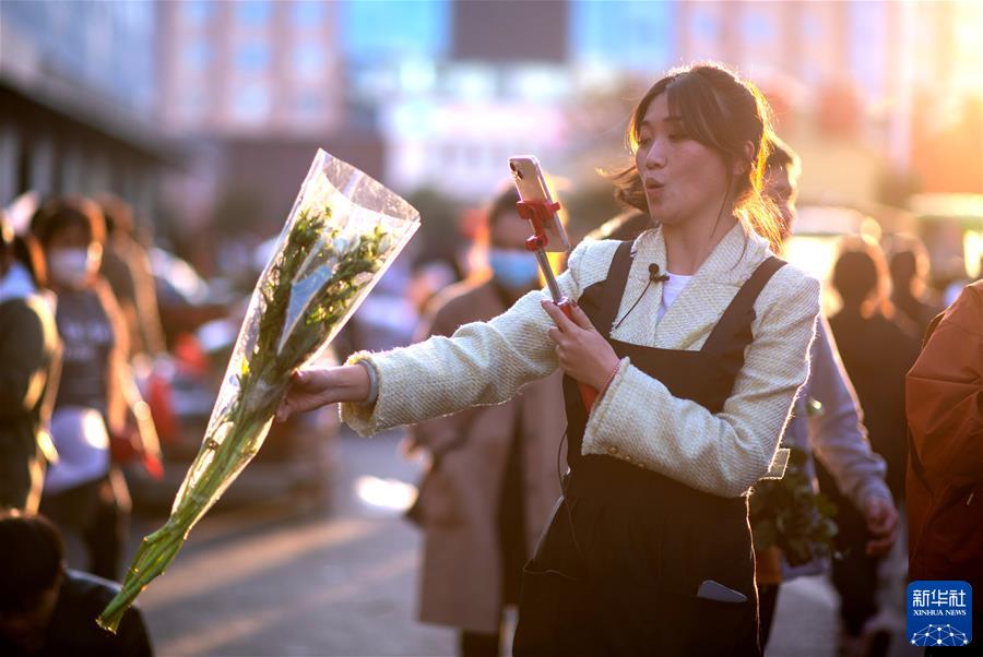 （鏡觀(guān)中國&middot;新華社國內新聞?wù)掌恢芫x）（13）跟著(zhù)主播逛花都