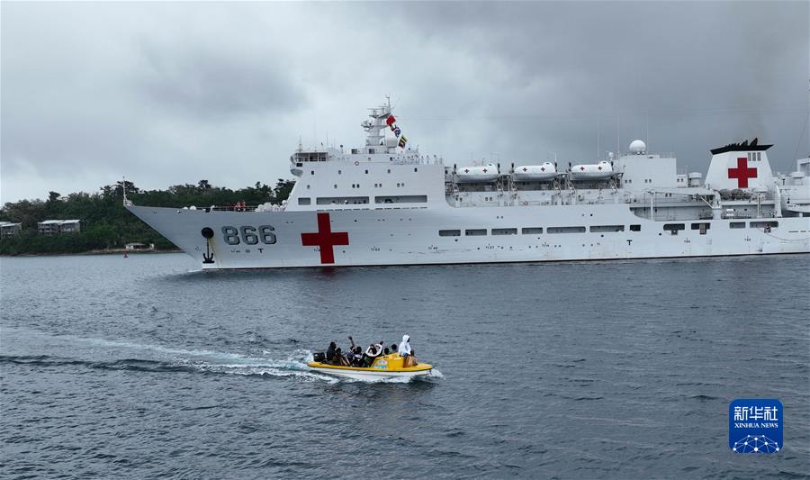 （國際&middot;一周看天下）中國海軍&ldquo;和平方舟&rdquo;號醫院船結束訪(fǎng)問(wèn)瓦努阿圖前往所羅門(mén)群島