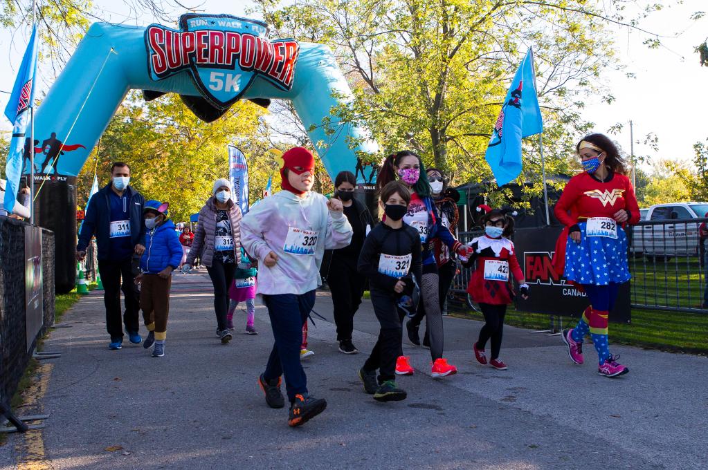 加拿大：&ldquo;變裝&rdquo;長(cháng)跑