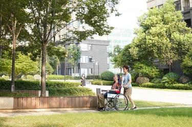 新華全媒＋丨不離不棄，金婚長(cháng)跑因愛(ài)延續