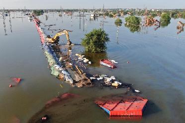 新華全媒+｜遼寧繞陽(yáng)河潰口現場(chǎng)展開(kāi)最后封堵決戰