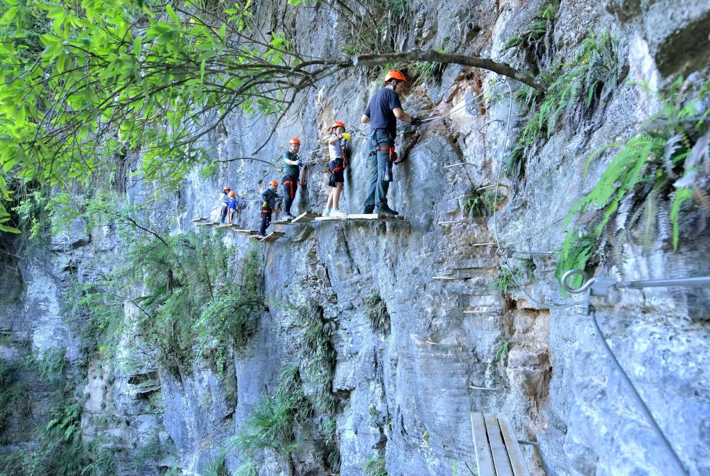 &ldquo;天坑攀巖&rdquo;引客來(lái)