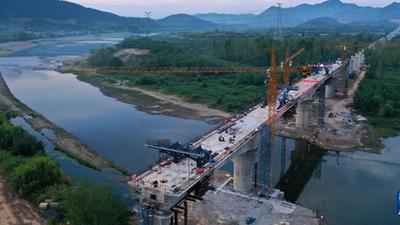 安徽：宣績(jì)鐵路水陽(yáng)江特大橋連續梁合龍