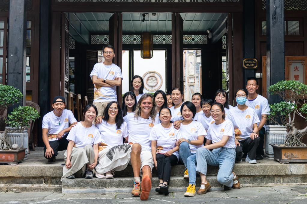 新華全媒＋丨生活在大理古鎮的林登一家人