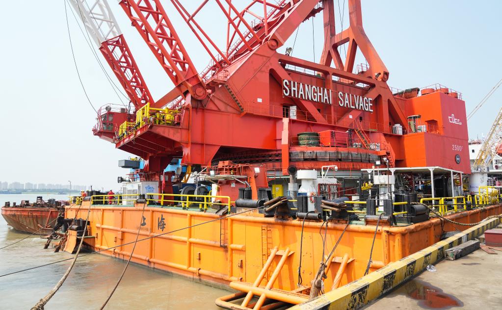 新華全媒＋丨&ldquo;大力號&rdquo;起航出海 打撈長(cháng)江口二號古船