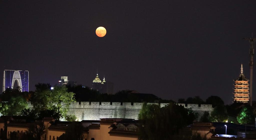 新華全媒+丨詩(shī)意中國&mdash;&mdash;平分秋色一輪滿(mǎn)，長(cháng)伴云衢千里明