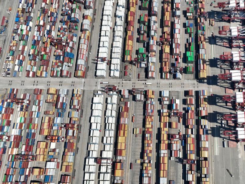 新華全媒+丨山東青島港：小長(cháng)假迎來(lái)進(jìn)出口裝卸高峰