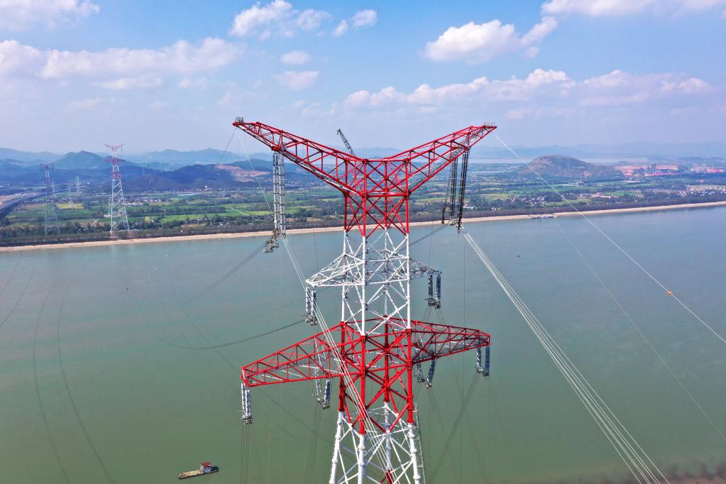 新華全媒+丨&ldquo;西電東送&rdquo;大動(dòng)脈 特高壓白浙線(xiàn)安徽段長(cháng)江大跨越線(xiàn)路貫通