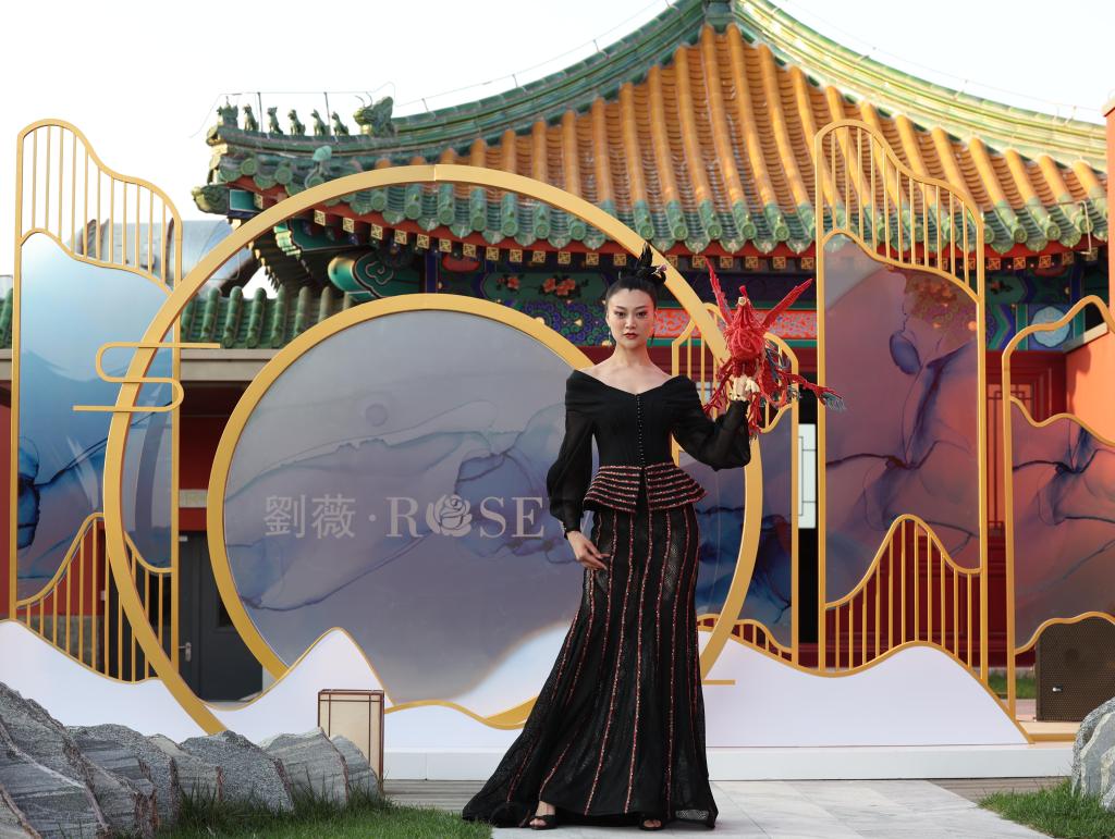 北京時(shí)裝周上演&ldquo;劉薇非遺作品大賞&rdquo;時(shí)裝秀