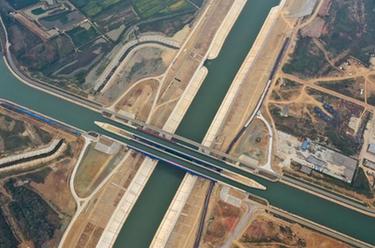 新華全媒+丨河上有河！無(wú)人機帶你鳥(niǎo)瞰世界單跨最大&ldquo;水上立交&rdquo;