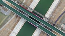 新華全媒+丨河上有河！無(wú)人機帶你鳥(niǎo)瞰世界單跨最大&ldquo;水上立交&rdquo;