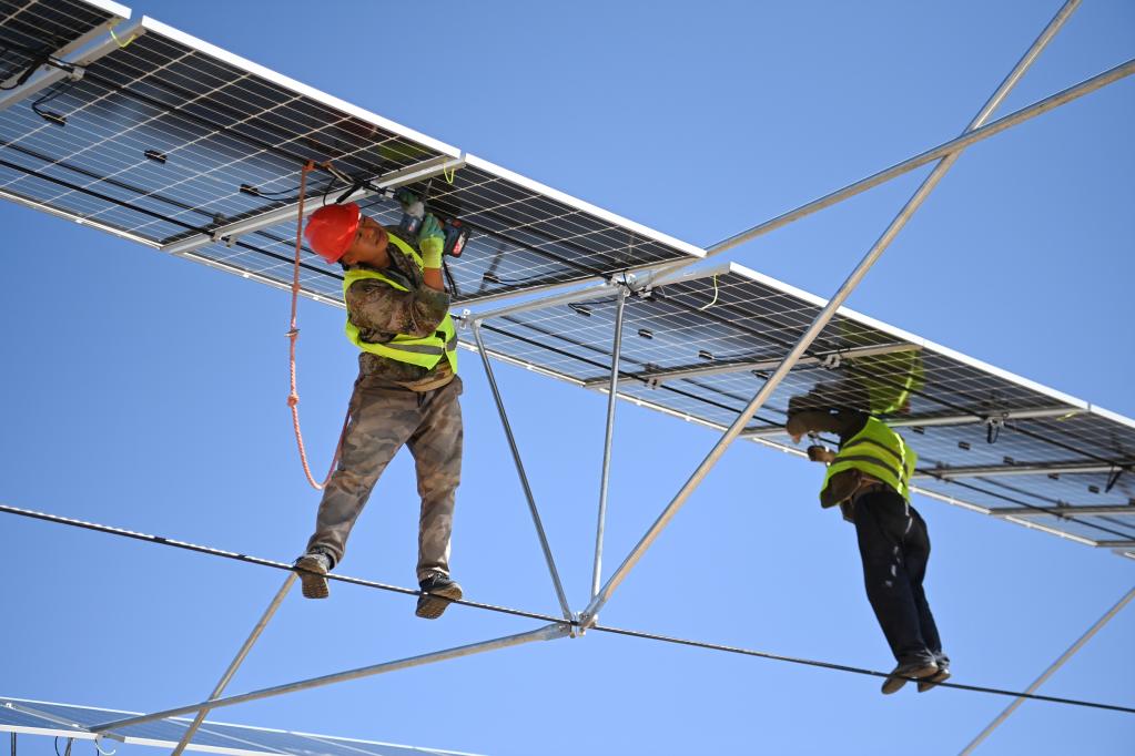新華全媒＋丨立體光伏治沙產(chǎn)業(yè)化項目繪就騰格里沙漠&ldquo;生態(tài)綠&rdquo;