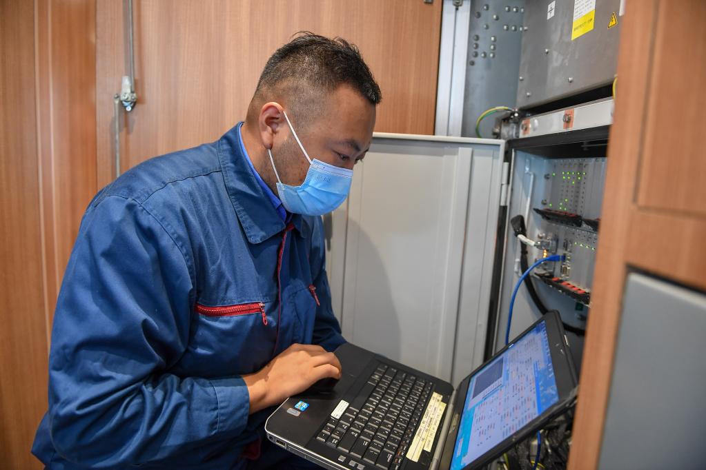 為了保障萬(wàn)千旅客平安到達——國慶節長(cháng)春動(dòng)車(chē)所養護工堅守崗位側記