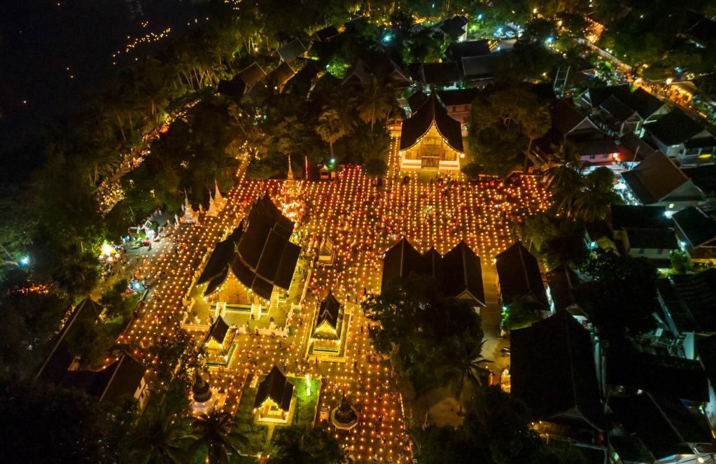 老撾瑯勃拉邦慶祝燈船節