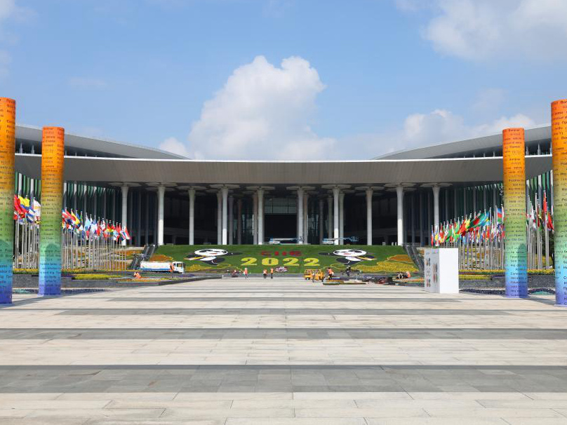 上海：進(jìn)博場(chǎng)館加緊裝飾迎盛會(huì )