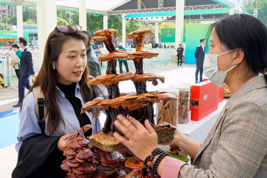 第三屆三峽道地中藥材交易博覽會(huì )開(kāi)幕