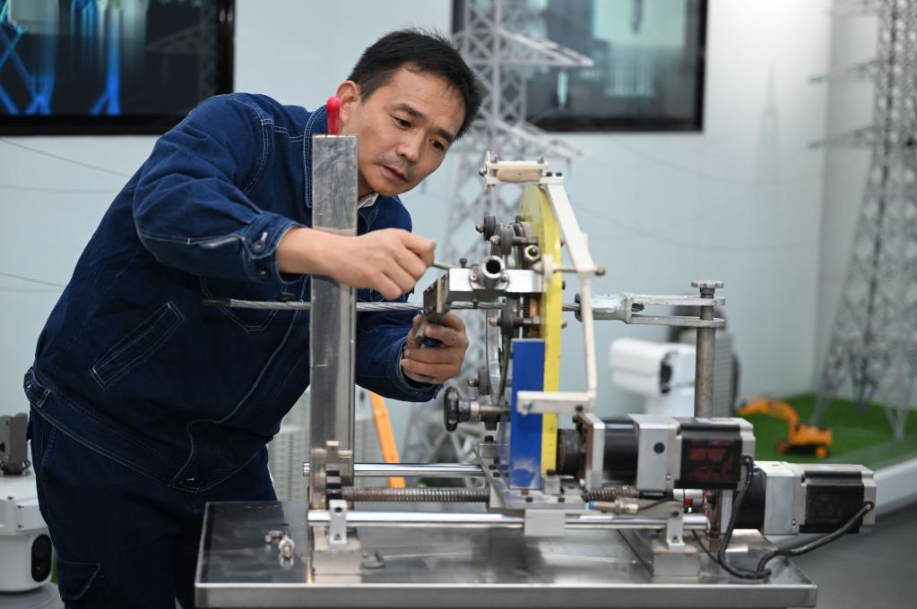 新華全媒+&middot;二十大代表在基層丨廖志斌：宣講黨的二十大精神 守護輸電線(xiàn)路安全