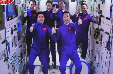 新華全媒+丨神舟十五號、神舟十四號乘組&ldquo;太空會(huì )師&rdquo;