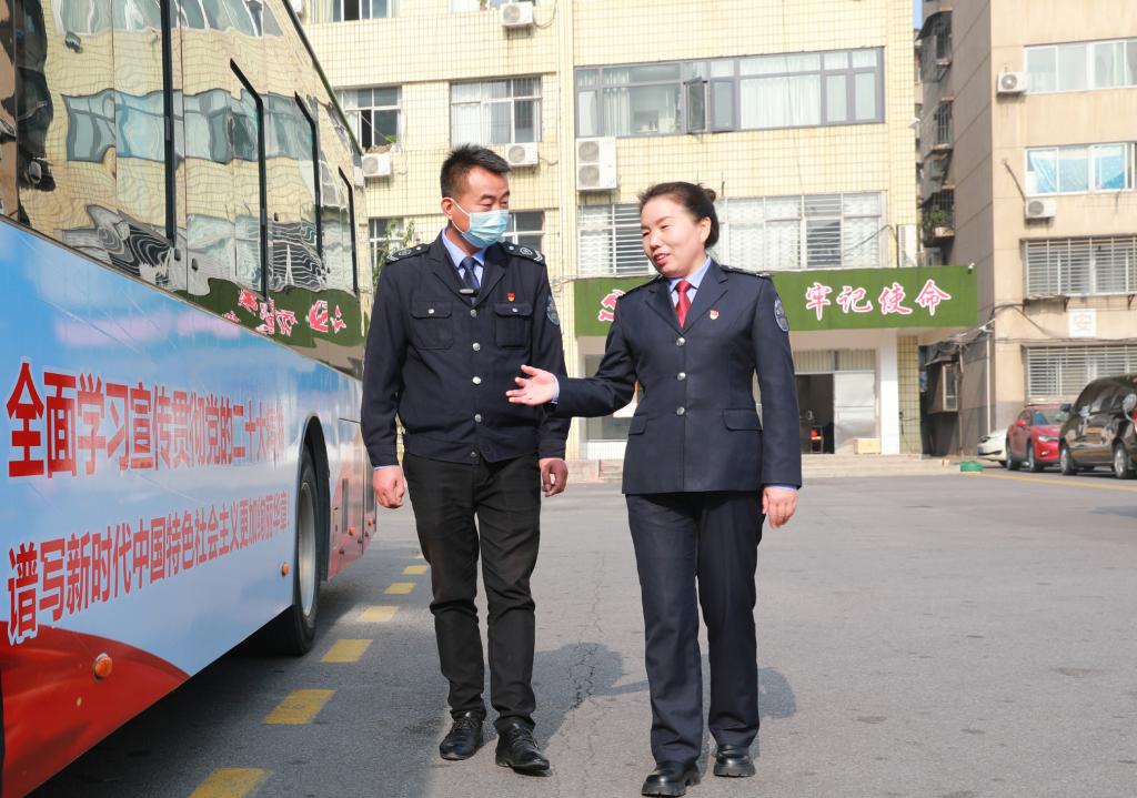 新時(shí)代新征程新偉業(yè)丨守住為乘客服務(wù)的初心 當好百姓的&ldquo;專(zhuān)職司機&rdquo;