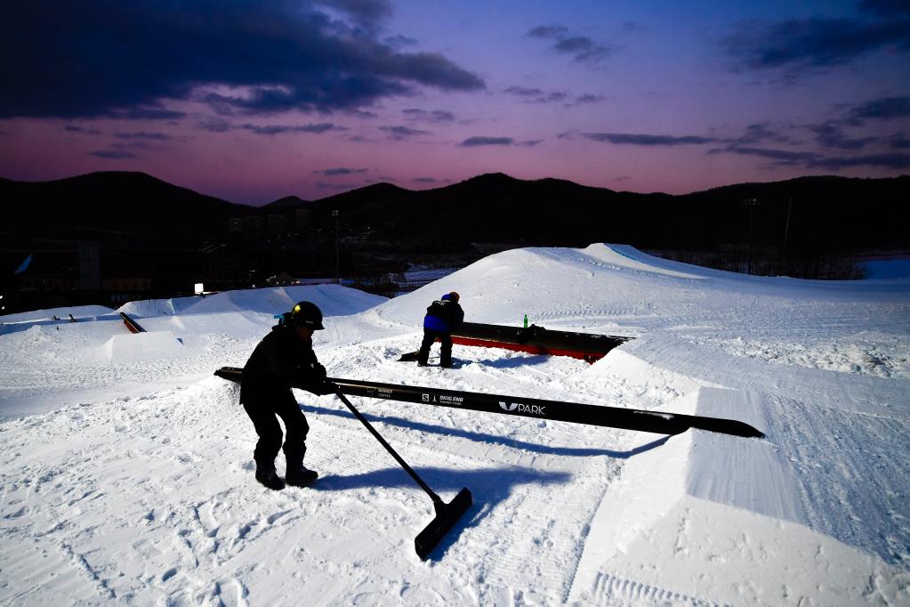 新華全媒+丨熱雪&ldquo;燃&rdquo;冬！這群人帶你&ldquo;飛冰躍雪&rdquo;