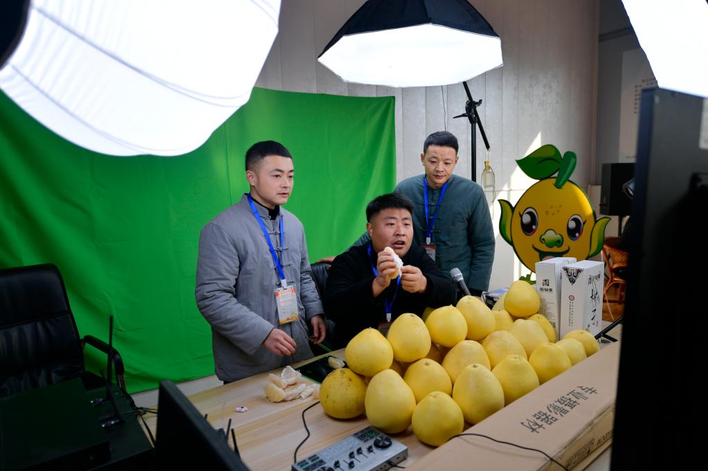直播間擺擂臺 助力農產(chǎn)品銷(xiāo)售