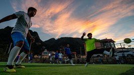 新華全媒+丨光腳踢球、竹子當球門(mén)&hellip;&hellip;看看這些村民有多愛(ài)足球