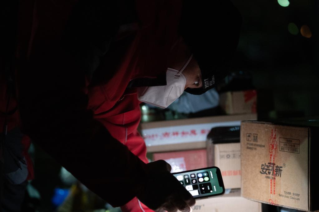 新華全媒+丨京外支援、夜間派送，疏通北京快遞堵點(diǎn)