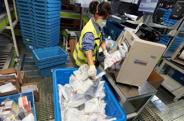 記者直擊:上海藥品物流配送24小時(shí)不停歇