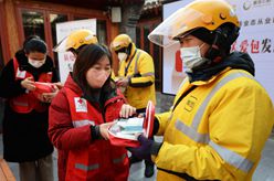 北京：送給外賣(mài)、快遞小哥的&ldquo;防疫關(guān)愛(ài)包&rdquo;