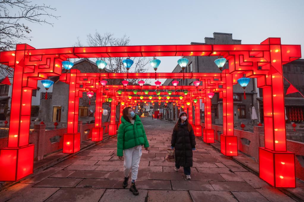 古鎮老街&ldquo;大過(guò)兔年&rdquo;彩燈迎新年