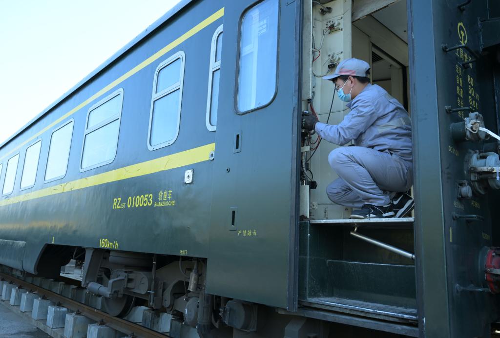 新華全媒+丨列車(chē)&ldquo;體檢&rdquo;迎春運