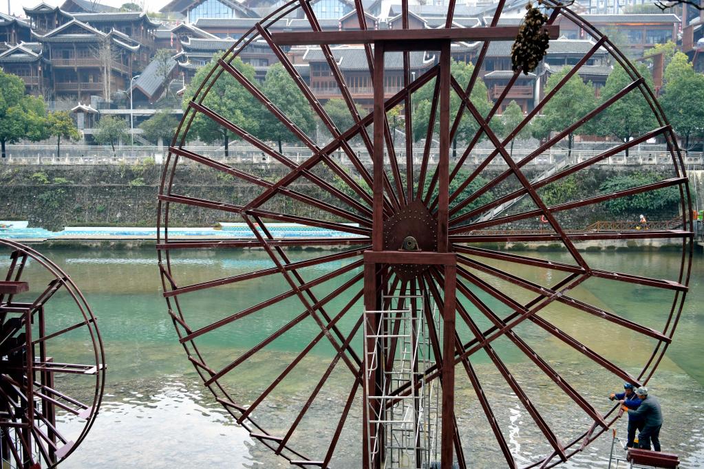 湖北恩施：安裝農耕水車(chē)