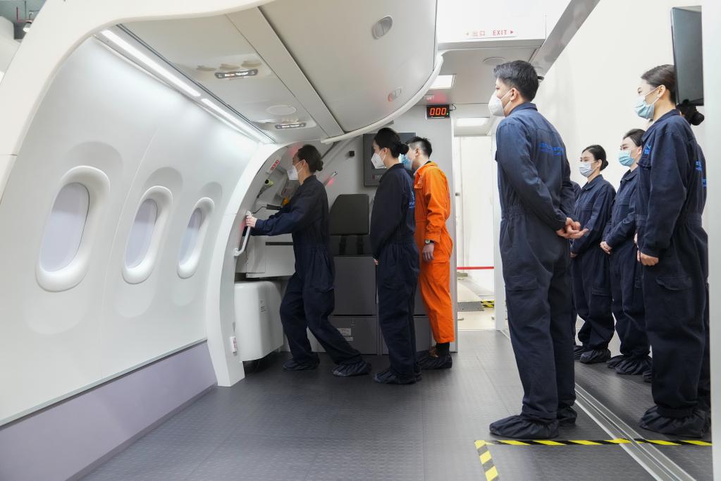 新華全媒+丨&ldquo;C919乘務(wù)員&rdquo;是這樣練成的