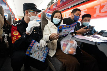 新華全媒+丨一路同行，他們齊力護春運