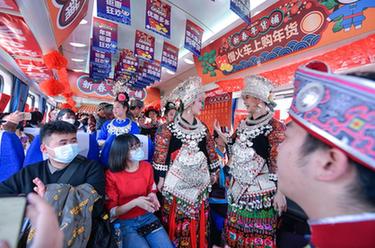 新春走基層丨穿行在苗鄉侗寨的&ldquo;慢火車(chē)&rdquo;年貨鋪