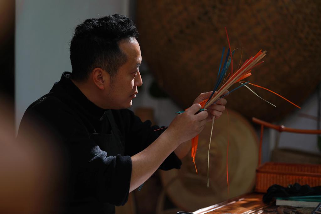 福建武夷山：&ldquo;福&rdquo;字竹編產(chǎn)品訂單俏