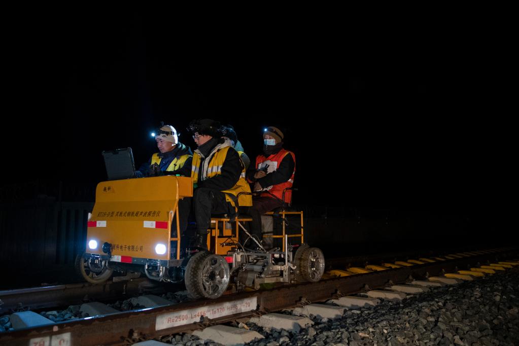 新華全媒+丨高原寒夜，鐵路&ldquo;敞篷車(chē)&rdquo;為&ldquo;復興號&rdquo;護航