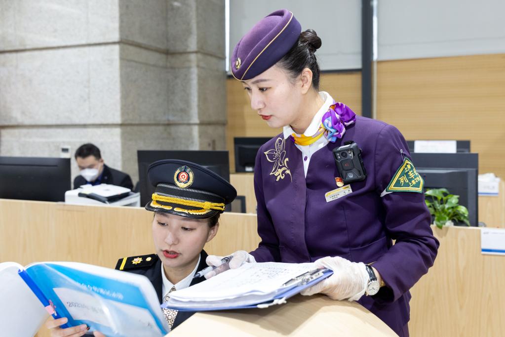 新華全媒+丨鐵路姐妹花，守護春運回家路