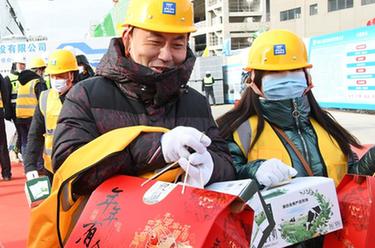 節前慰問(wèn)到工地