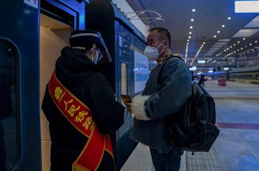新華全媒+&middot;新春走基層丨坐上自己曾駕駛的火車(chē)，他沿著(zhù)青藏線(xiàn)回家過(guò)年