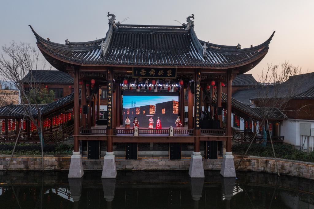 新華全媒+丨千年古鎮開(kāi)啟“迎新春”年俗大戲