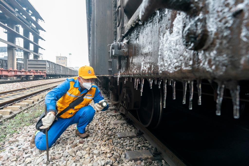 新華全媒+&middot;新春走基層｜一人列檢所